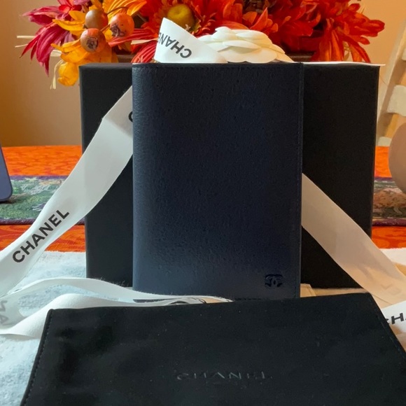 ๐๐น๐ CHANEL PASSPORT COVER ๐๐น๐ NWT ๐๐น๐ - Picture 3 of 16